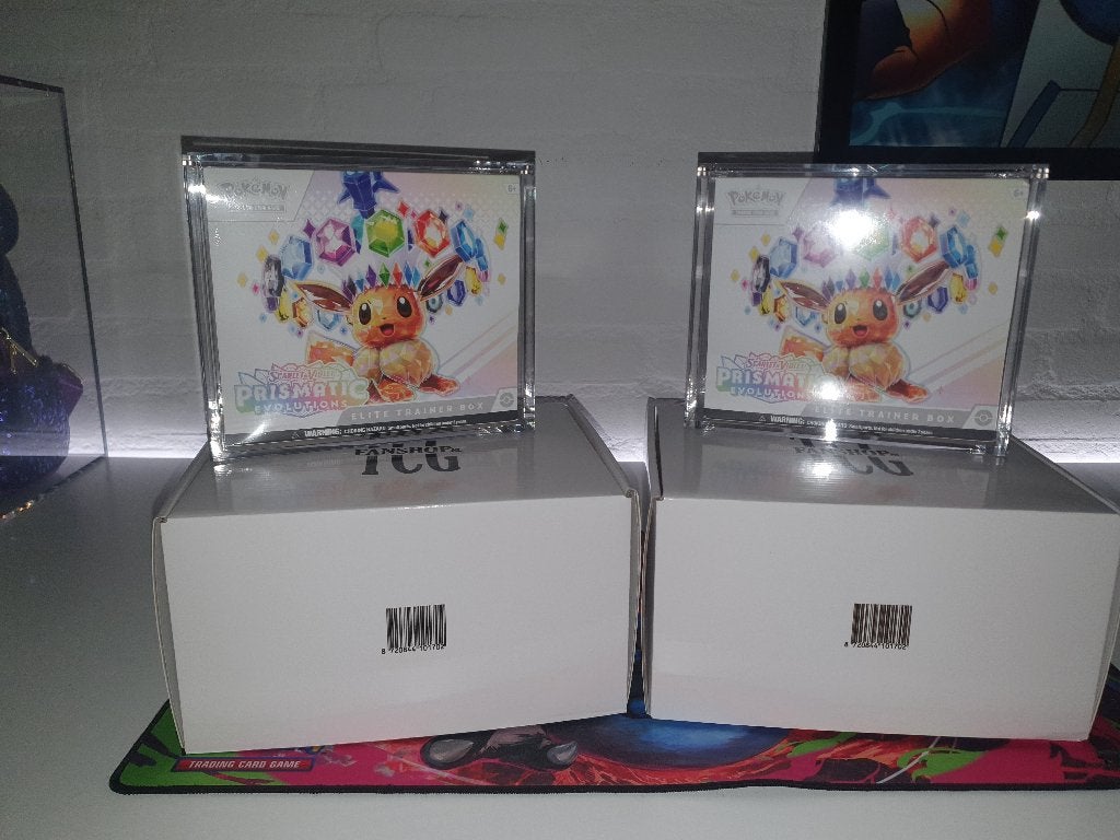 Pokémon - Prismatic Evolutions Etb - Incl. TCGfanshop Acryl, Ophalen of Verzenden, Nieuw, Boosterbox, Foil