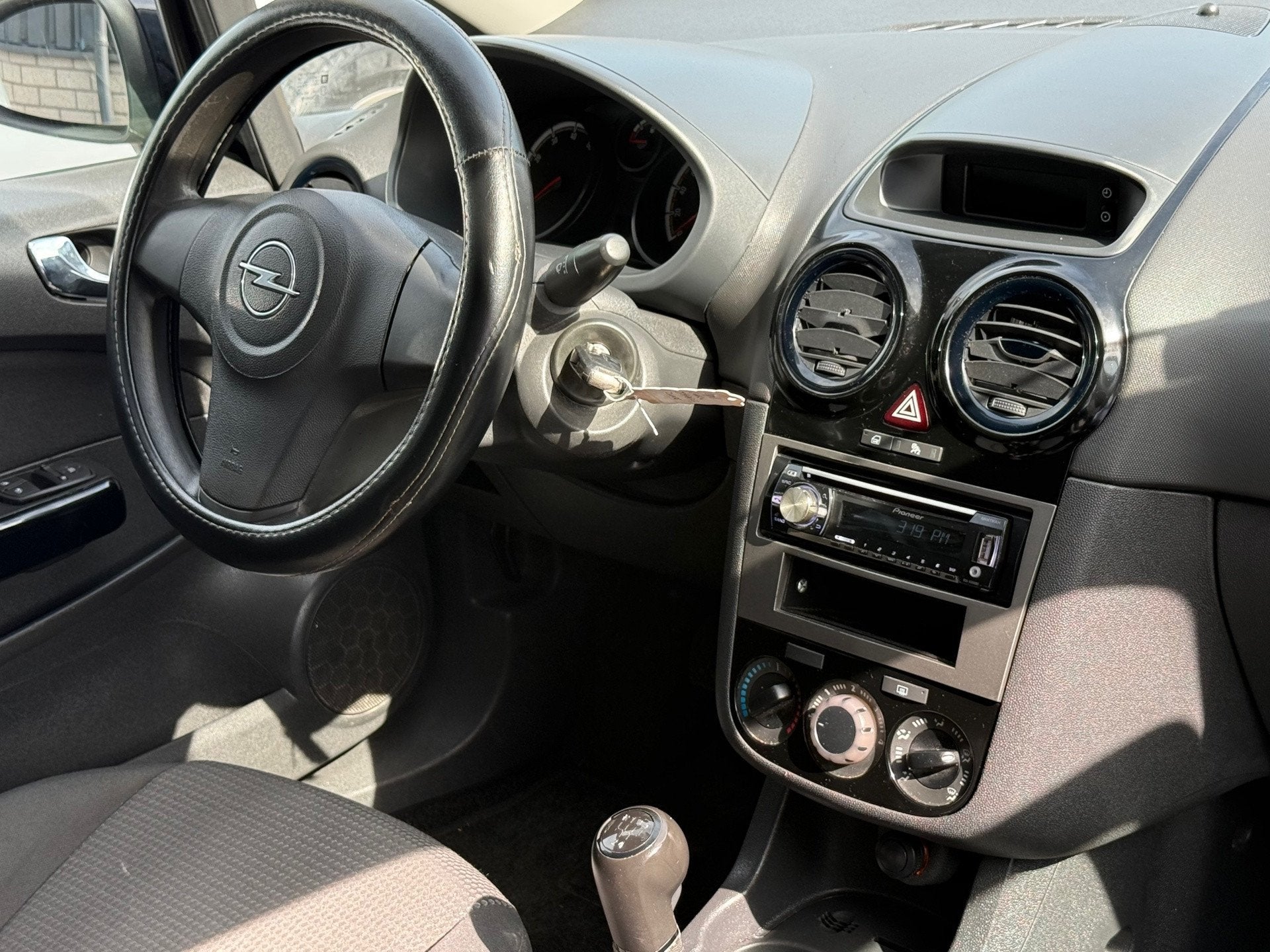 Foto 2 van Opel Corsa 1.2-16V Cosmo Nieuwe Apk