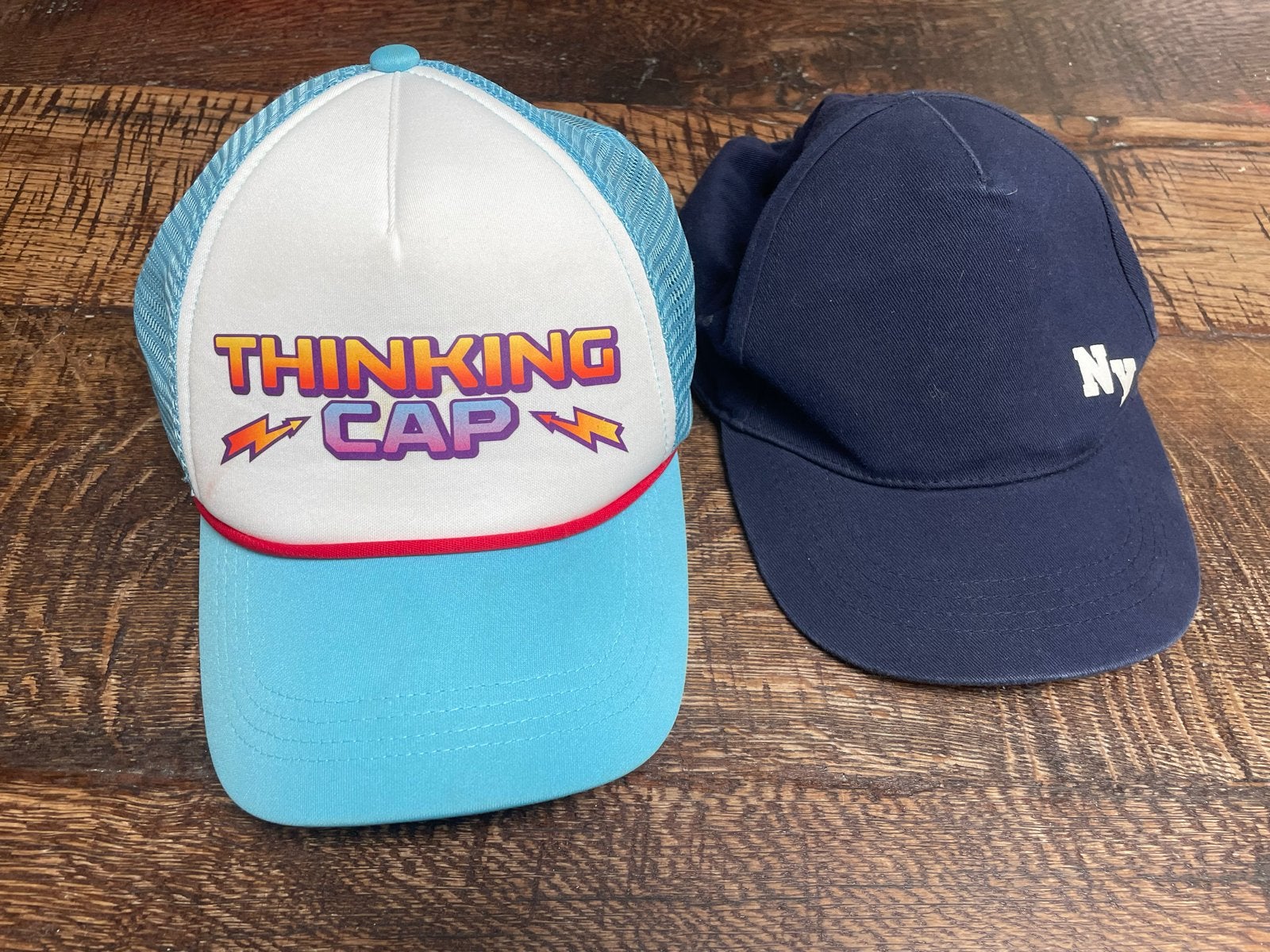 Twee petten: 'Thinking Cap' trucker en donkerblauwe NY pet, Kleding | Dames, Ophalen, Gedragen, One size fits all, Pet