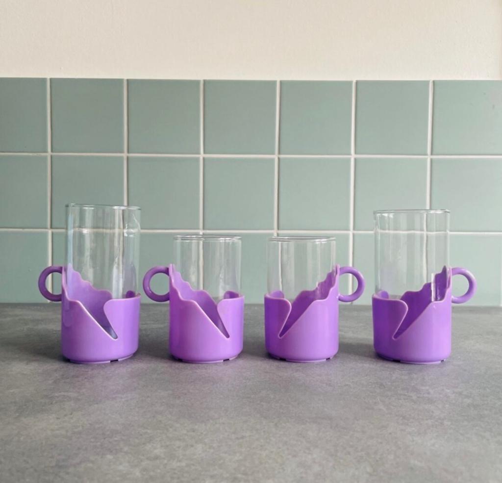 Vintage theeglazen met kunststof houder - Made in Holland, Gebruikt, Overige typen, Ophalen of Verzenden, Nvt