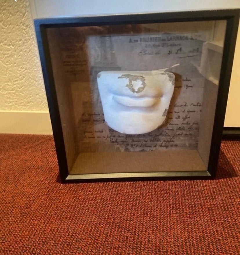 Gipsen mondbeeld in lijst, Overige onderwerpen, Minder dan 20 cm, Gips, Ophalen of Verzenden