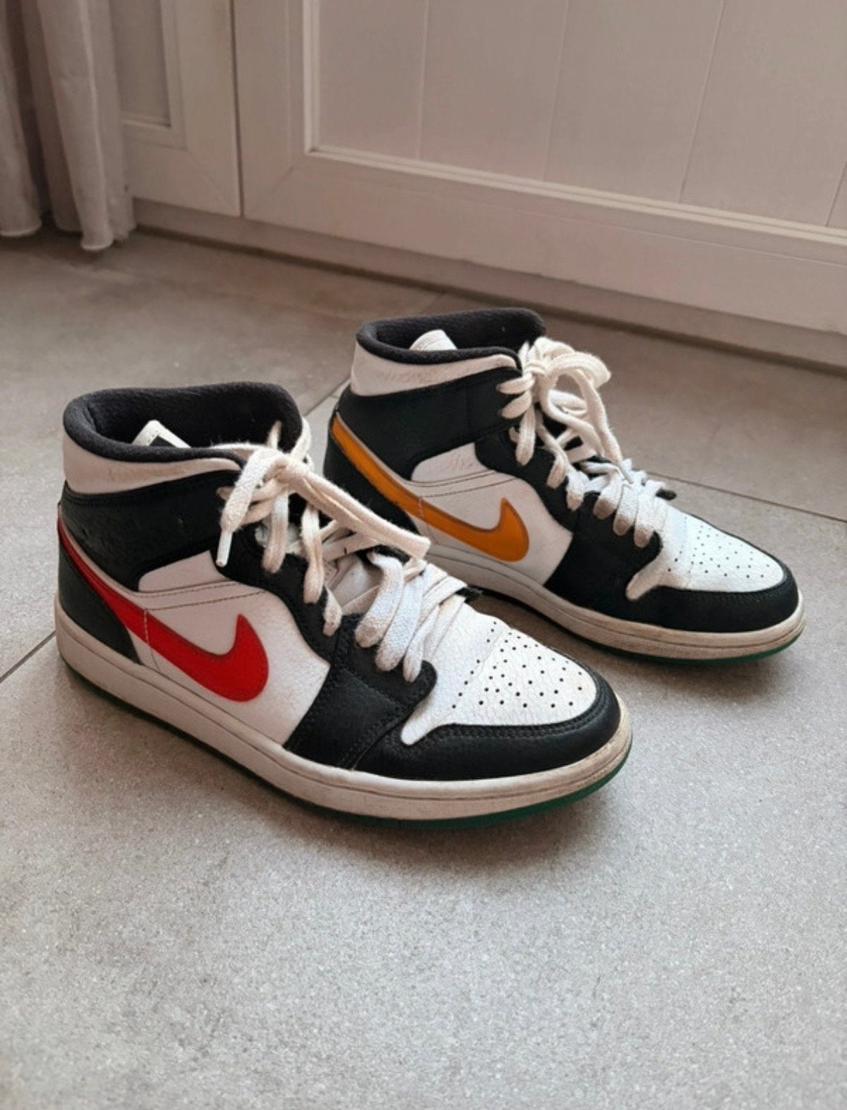 Nike Air Jordan 1 Mid sneakers - Zwart, wit, rood, geel, Kleding | Dames, Schoenen, Ophalen, Gedragen, Zwart, Sneakers of Gympen