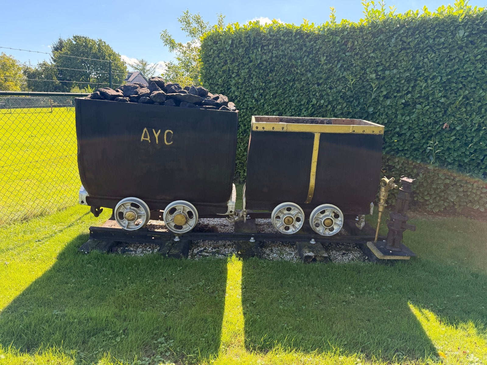 2 decoratieve mijnwagen, kolenwagon ofwel mijnwagon te koop., Ophalen