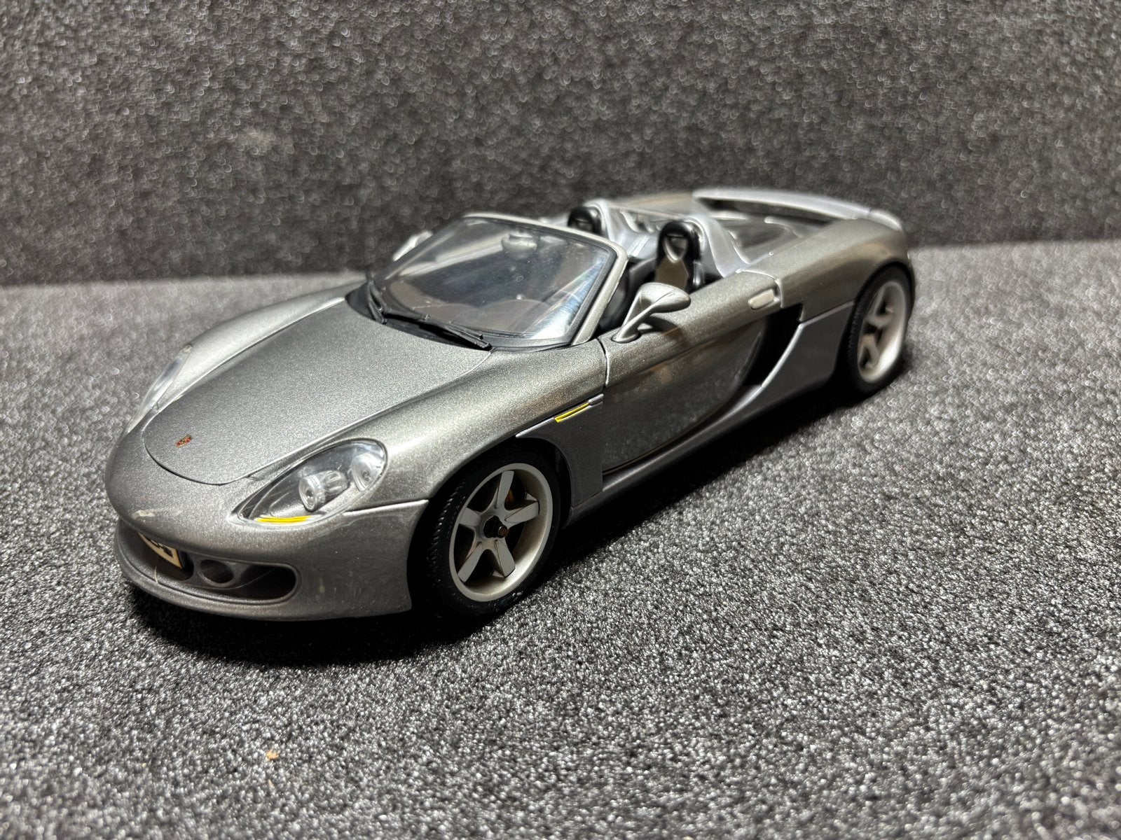 Gedetailleerd model van een Porsche Carrera GT, Hobby en Vrije tijd, Modelauto's | 1:18, Ophalen of Verzenden, Zo goed als nieuw