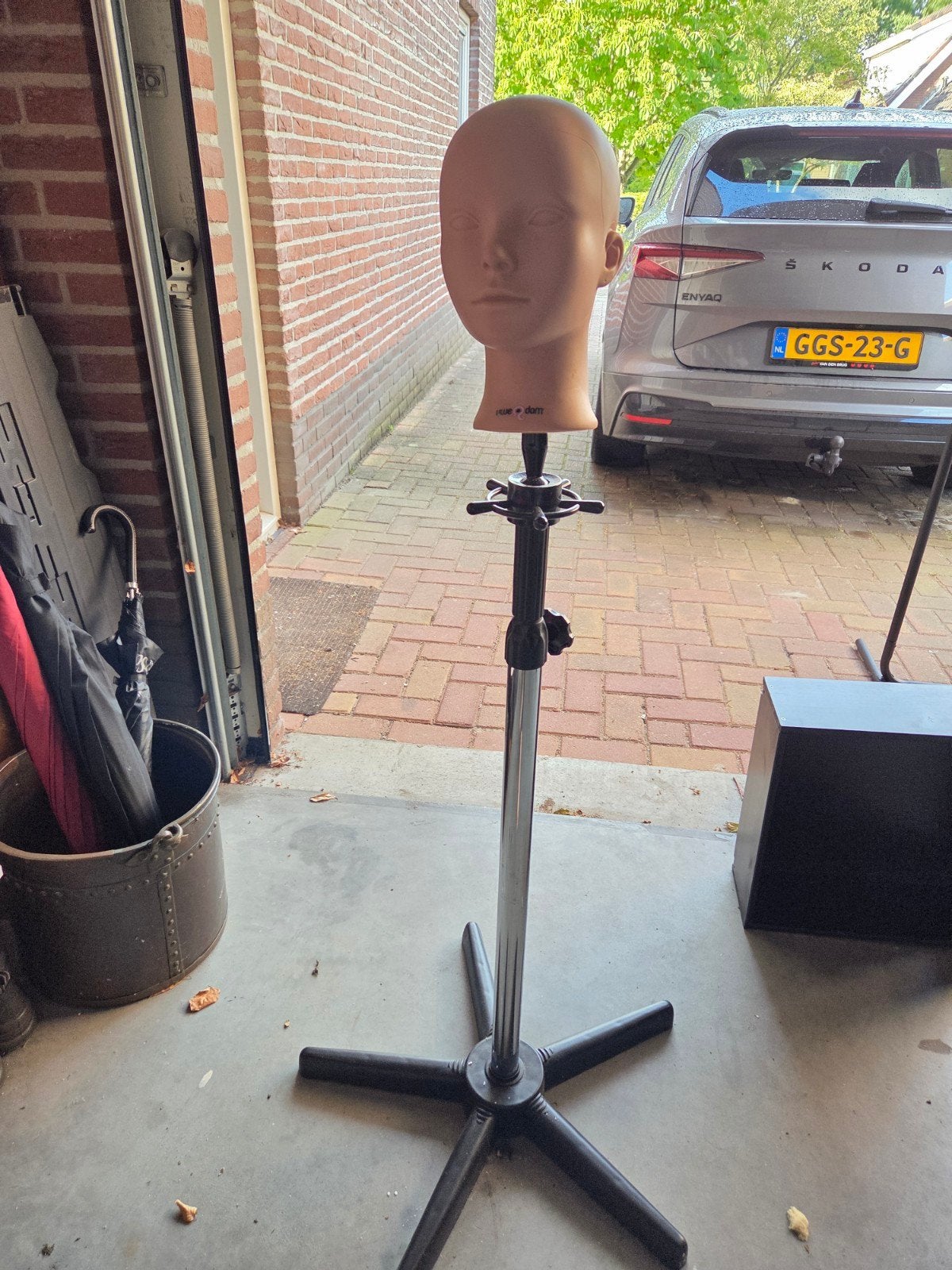 Kappers oefenhoofd met standaard en diverse pruiken, Ophalen, Nieuw