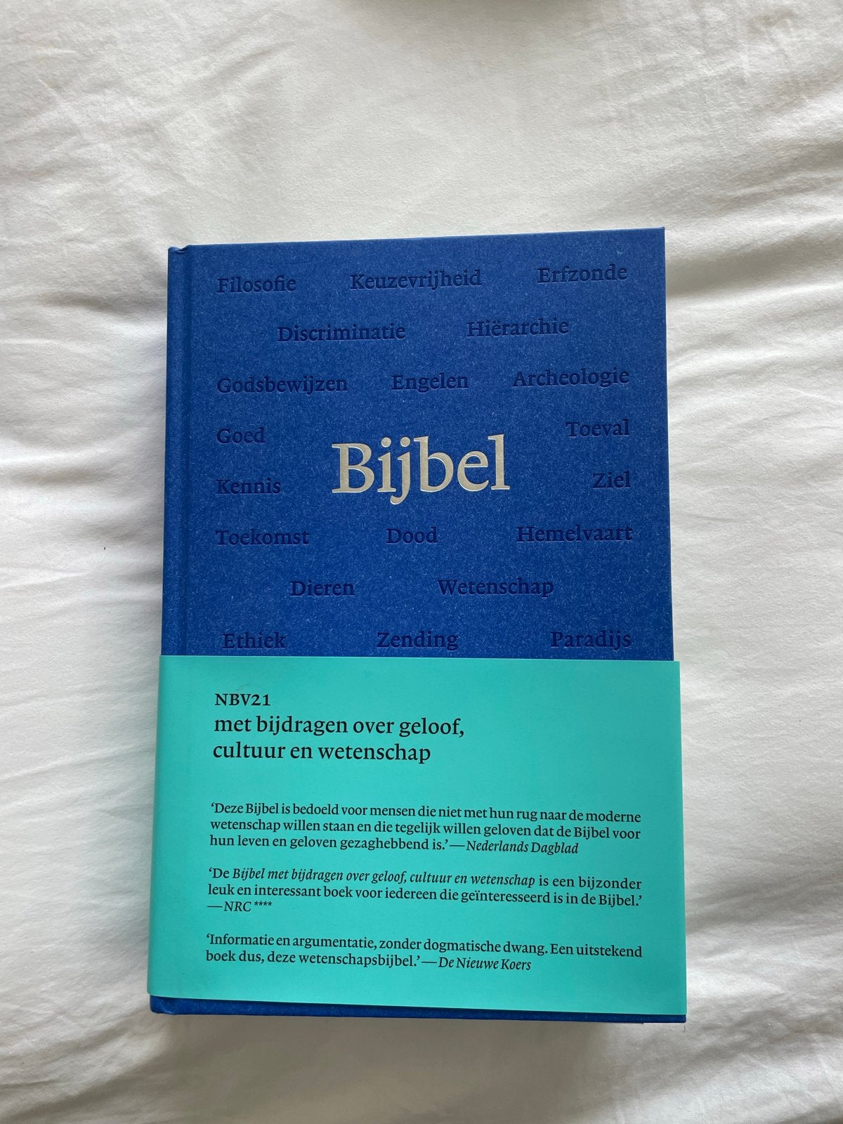 Bijbel NBV21 met bijdragen over geloof, cultuur en wetenscha, Boeken, Ophalen of Verzenden, Zo goed als nieuw, Christendom | Katholiek