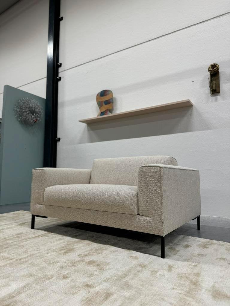 Nieuw Design on Stock Aikon bank 2 zits Stof 144, Ophalen, 100 tot 125 cm, Gompenstraat 15, Rechte bank