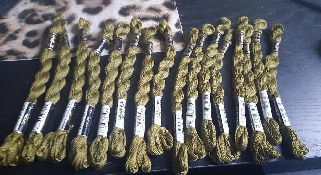 16 strengen DMC Coton Perle kleurnummer 732, Ophalen of Verzenden, Nieuw, Borduurgaren of Zijde