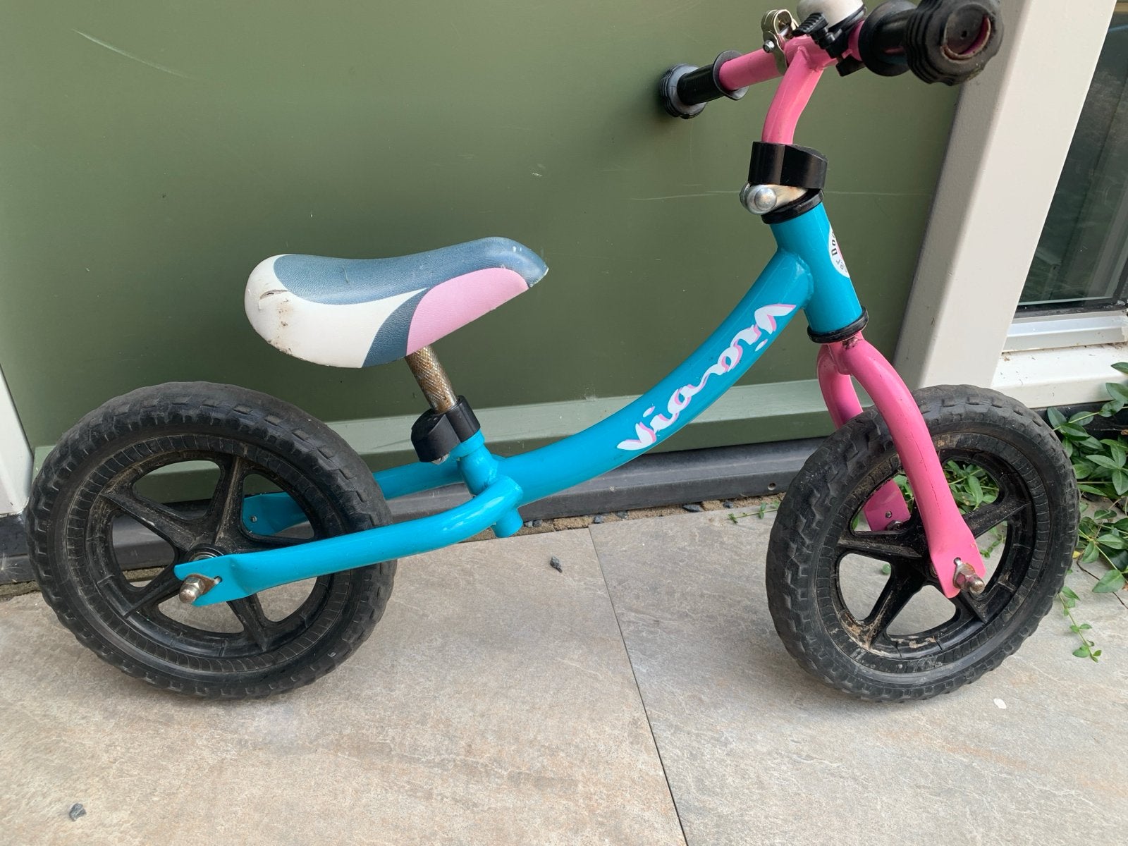 Via-ora loopfiets - Blauw/Roze gratis, Ophalen, Gebruikt, Minder dan 16 inch