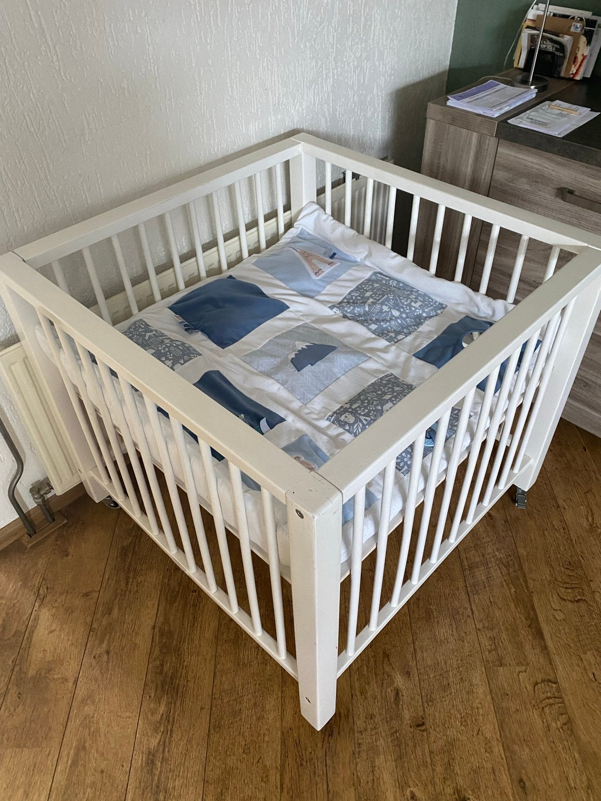 Box 90x90 met wieltjes, verstelb.bodem + accessoires., Ophalen, Gebruikt, Vierkant, In hoogte verstelbaar