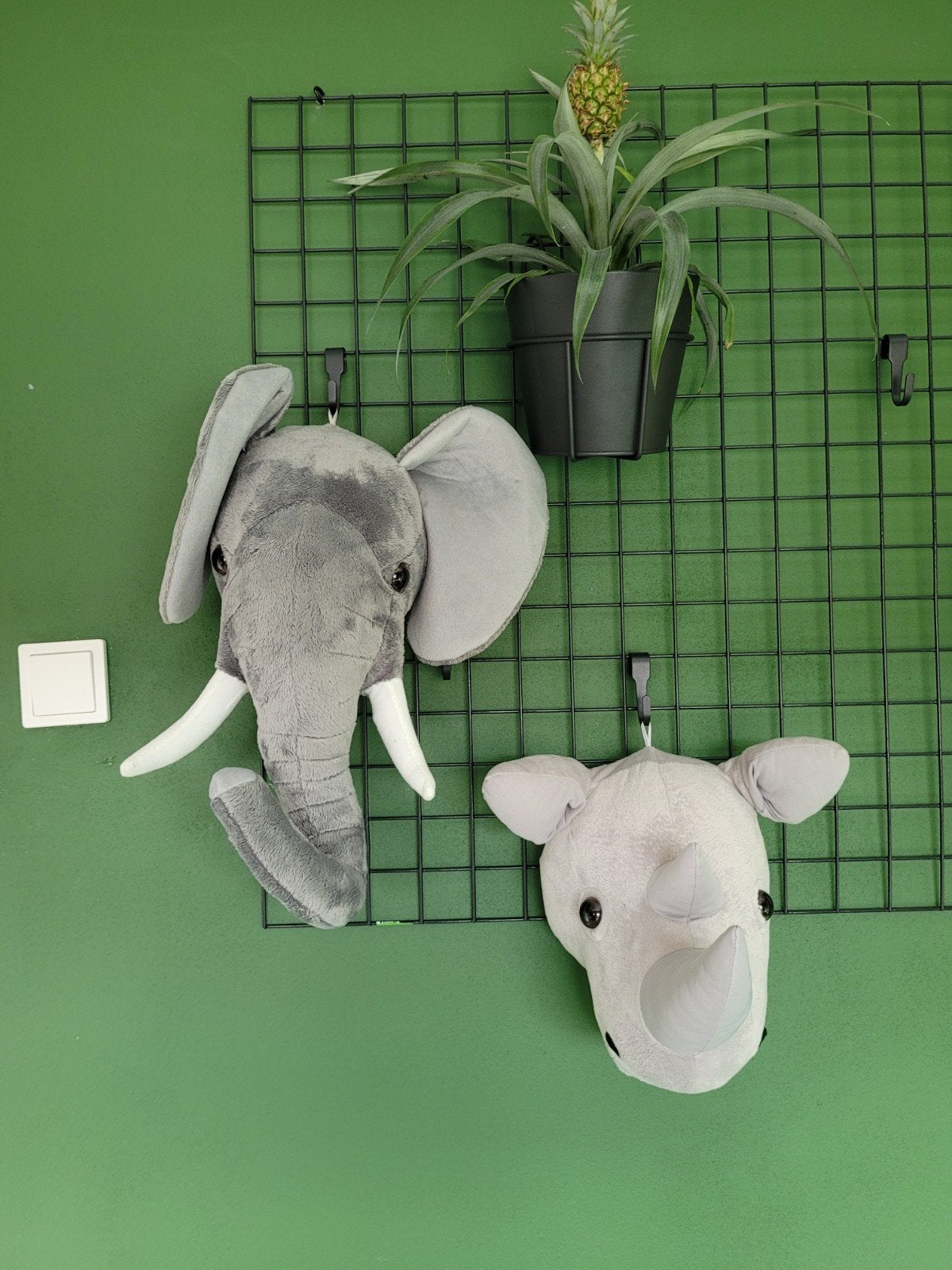 2 Pluche Dierenhoofden om op te hangen: Olifant & Neushoorn, Grijs, Ophalen of Verzenden, Zo goed als nieuw, Middelgroot (20 tot 80 cm)