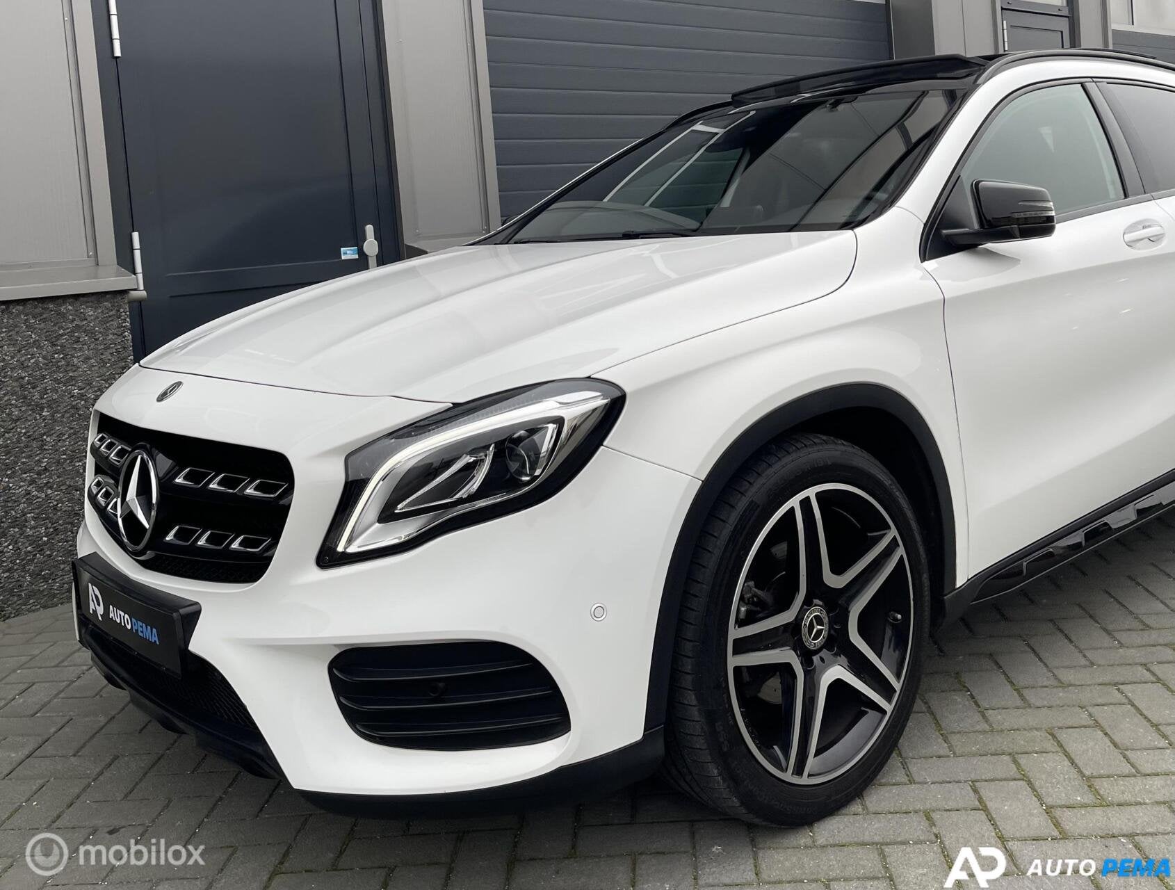 Mercedes-Benz GLA-Klasse 180 AMG Line Pano Camera, Gebruikt, Zwart, 4 cilinders, Leder en Stof