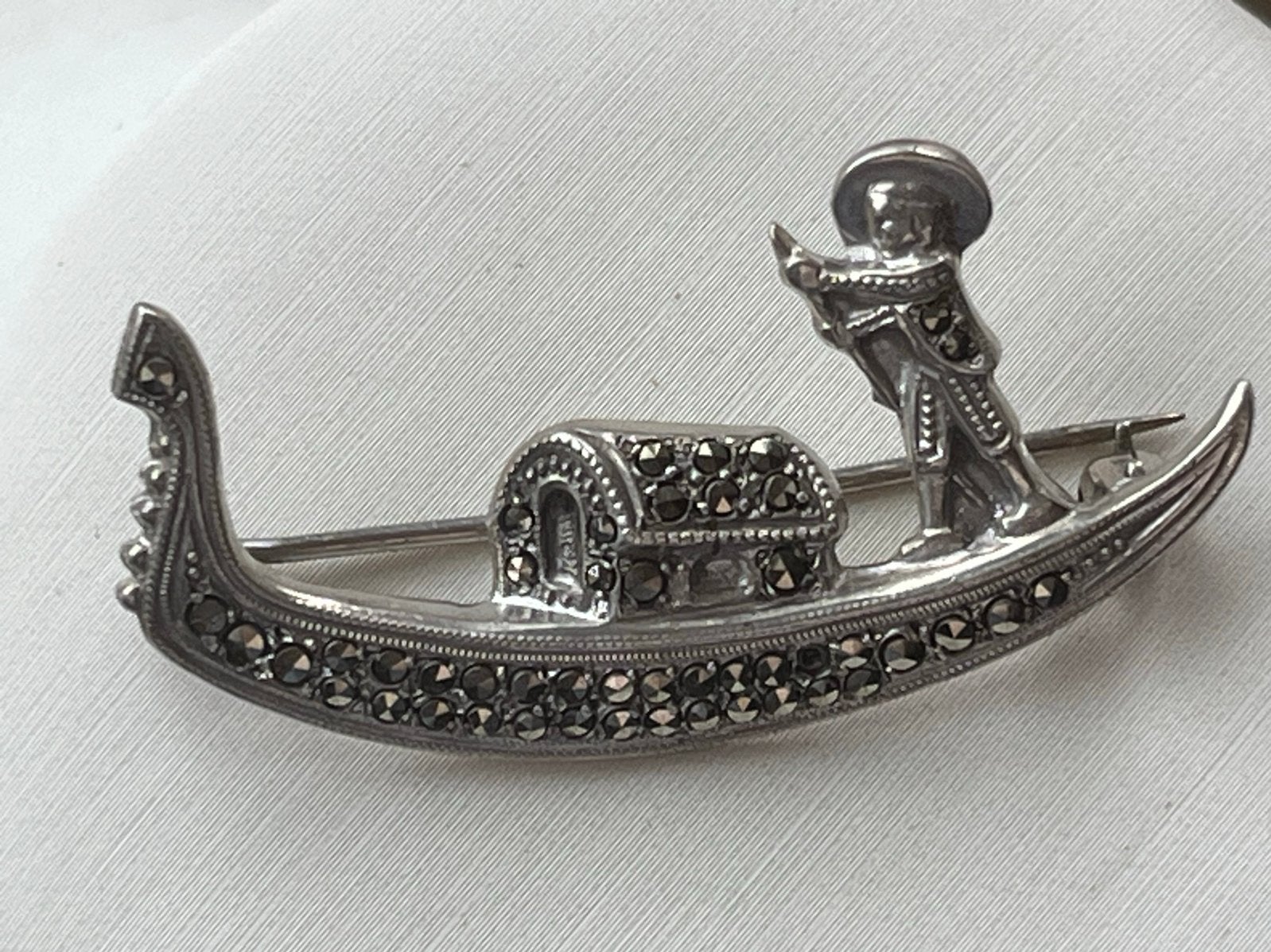 Antieke Zilveren Broche - Venetiaanse Gondel met Gondelier, 4 tot 7 cm, Verzenden, Zo goed als nieuw, Zilver