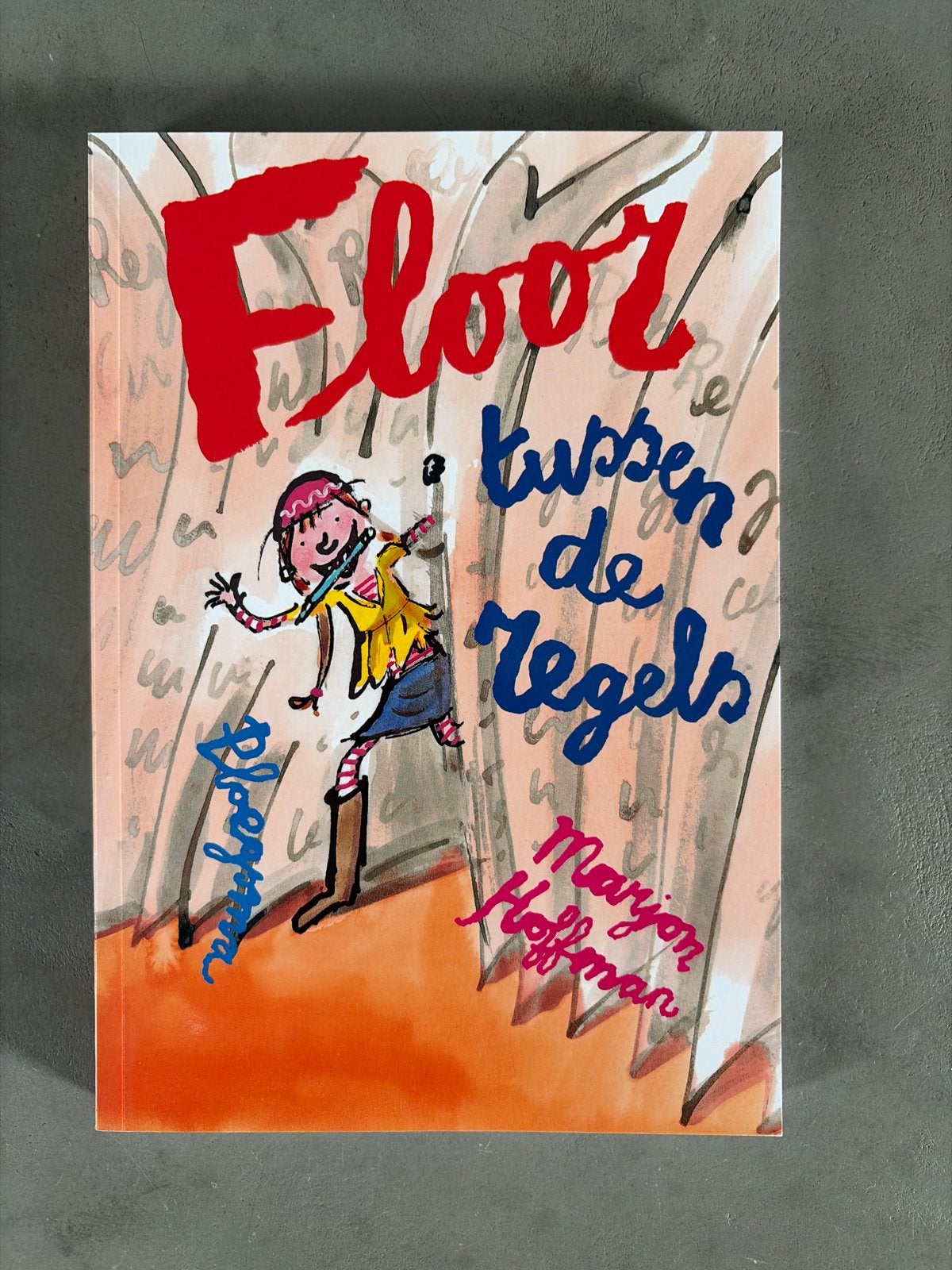 Floor tussen de regels - Marjon Hoffman (Softcover), Ophalen, Gelezen, Fictie algemeen