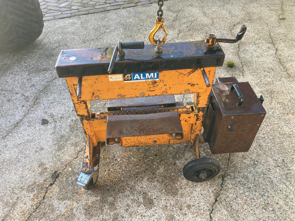 Steenknipmachine Almi, Ophalen, Gebruikt