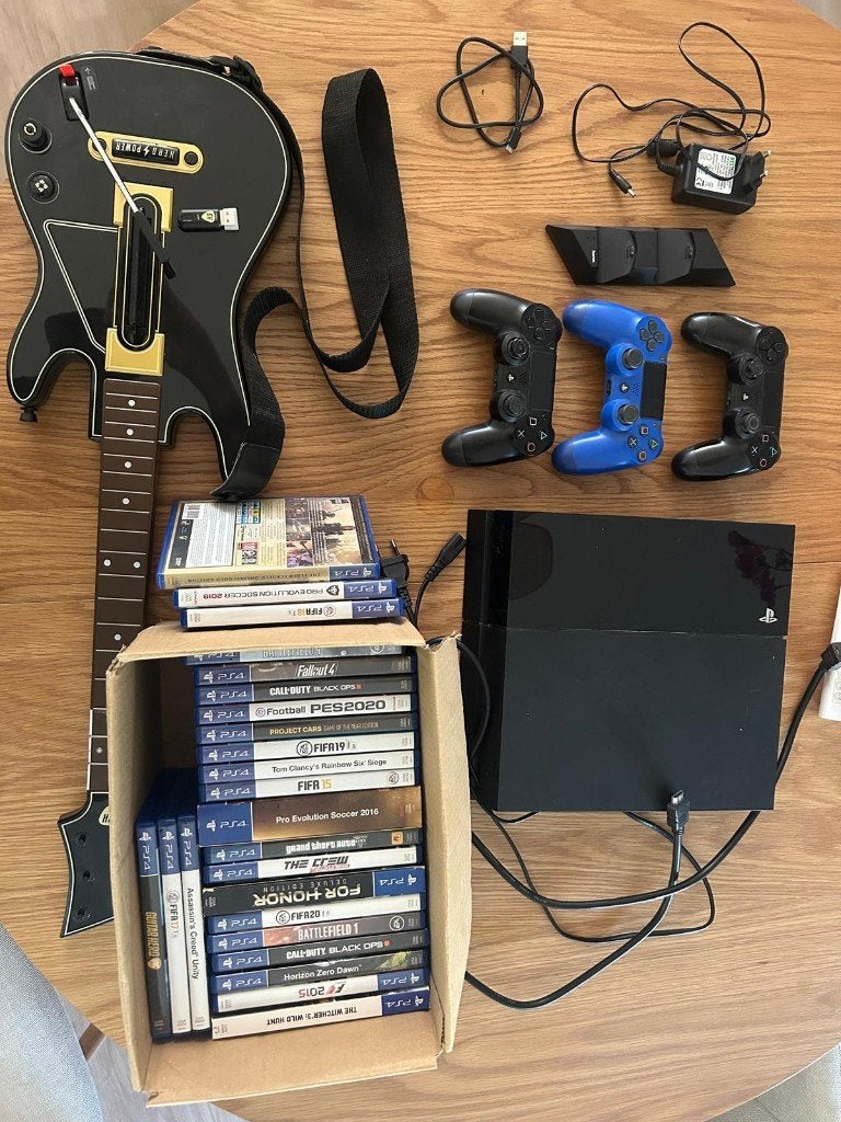 PS4 500GB + 24 Games + 3 Controllers + Guitar Hero + Gitaar, Ophalen, Gebruikt, Overige genres, Eén computer