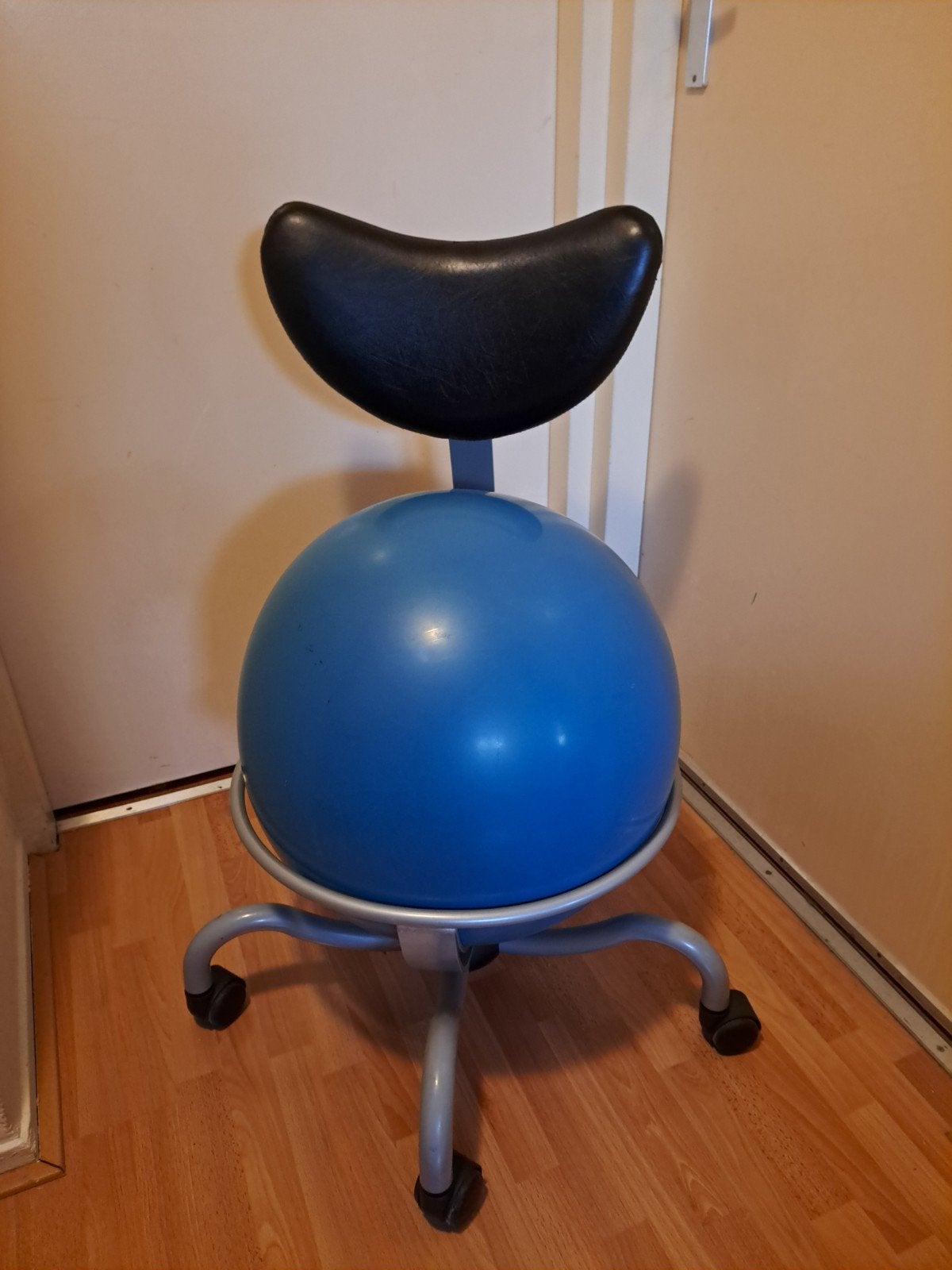 Ergonomische bureaustoel met fitnessbal, Gebruikt, Blauw, Ophalen of Verzenden, Ergonomisch, Modern