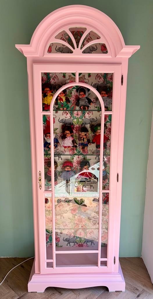 Prachtige vitrinekast met nieuwe monchhichi verzameling, Ophalen, Met deur(en), Nieuw, 50 tot 100 cm