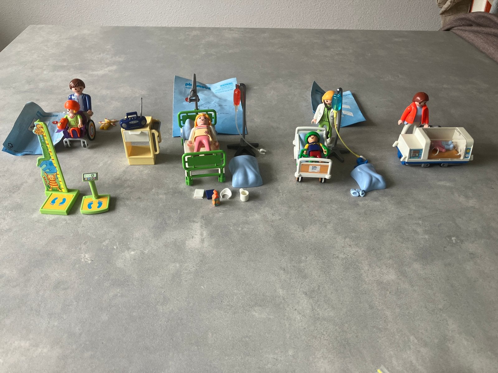 Playmobil ziekenhuis 6663 4405 6661 couveuse en meten, Kinderen en Baby's, Ophalen of Verzenden, Zo goed als nieuw