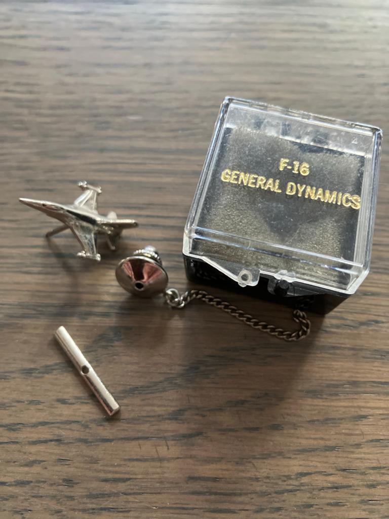 Vintage F-16 General Dynamics reversspeldje, Ophalen of Verzenden, Zo goed als nieuw, Overige materialen