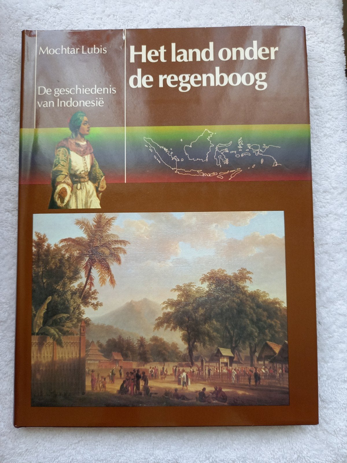 w8 Het Land Onder De Regenboog - Geschiedenis van Indonesië, Boeken, Mochtar Lubis, Ophalen of Verzenden, Azië, 20e eeuw of later