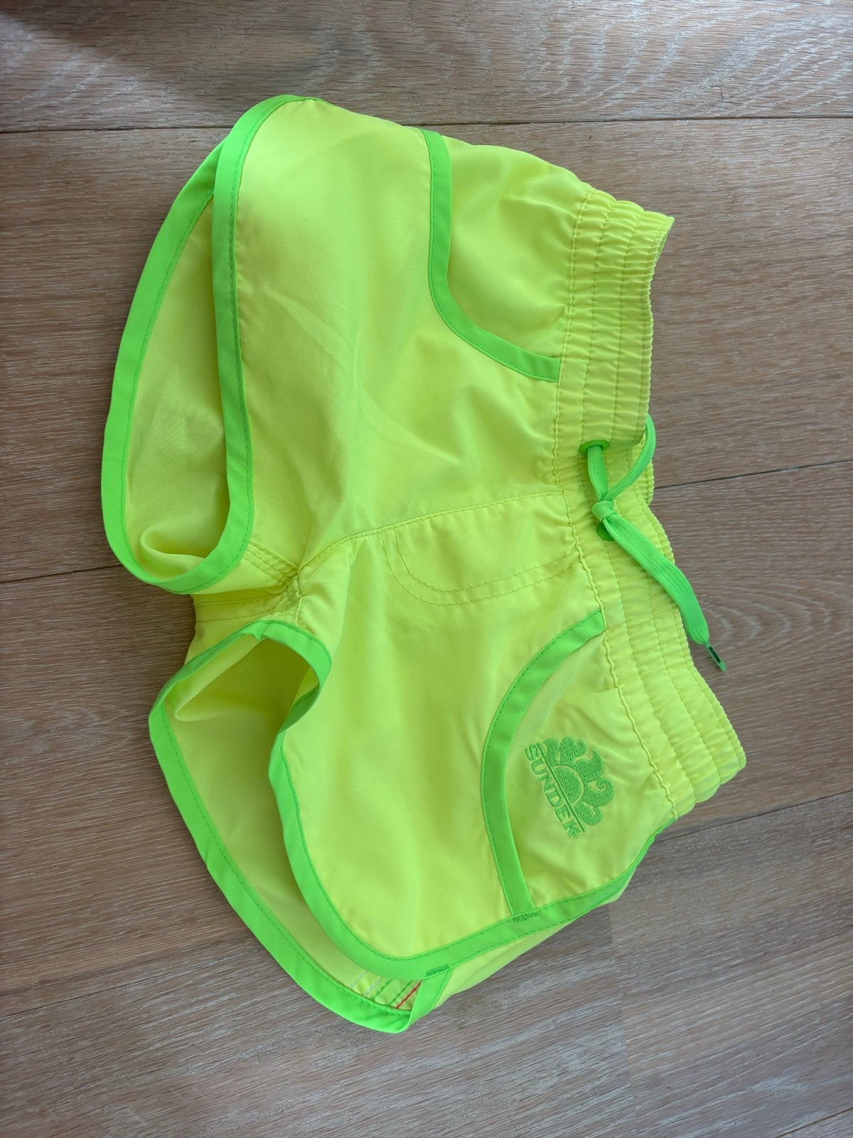 Sundek Zwembroek Neon Geel - Maat 6, Ophalen of Verzenden, Zo goed als nieuw, Geel, Zwembroek of Short