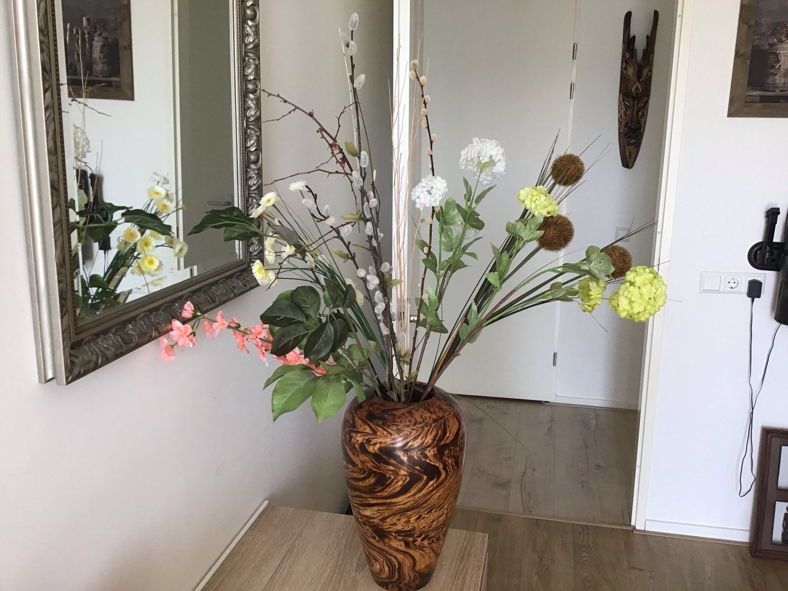 Grote decoratieve vaas met kunstbloemen, Ophalen, Bruin, Inclusief decoratie, Zo goed als nieuw