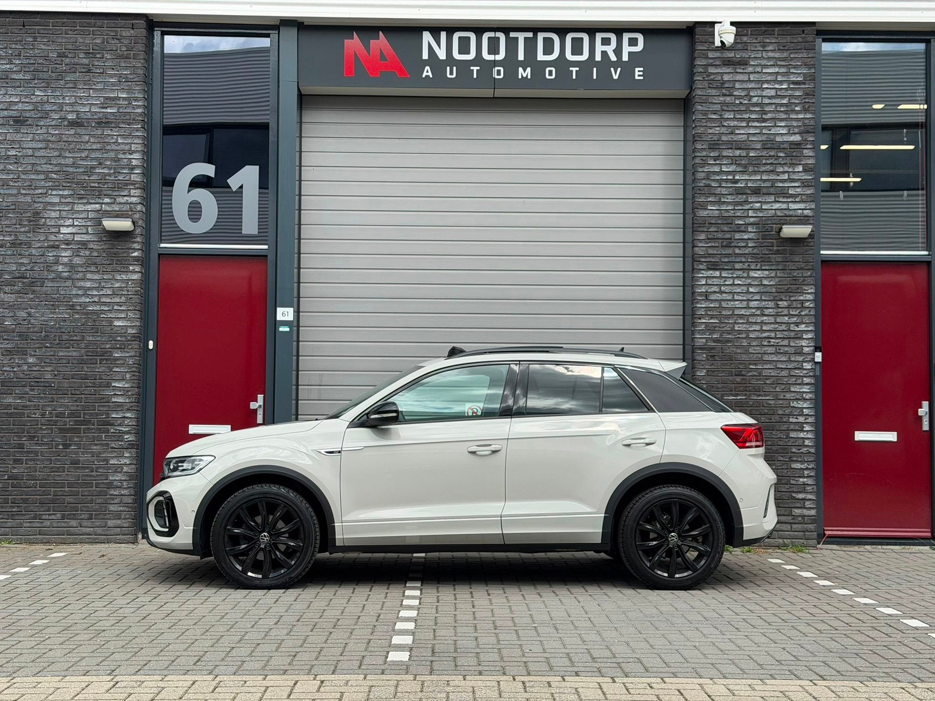 Foto 11 van Volkswagen T-ROC 1.5 TSI 3xR-Line Pano/IQ/Keyless/Camera/BTW
