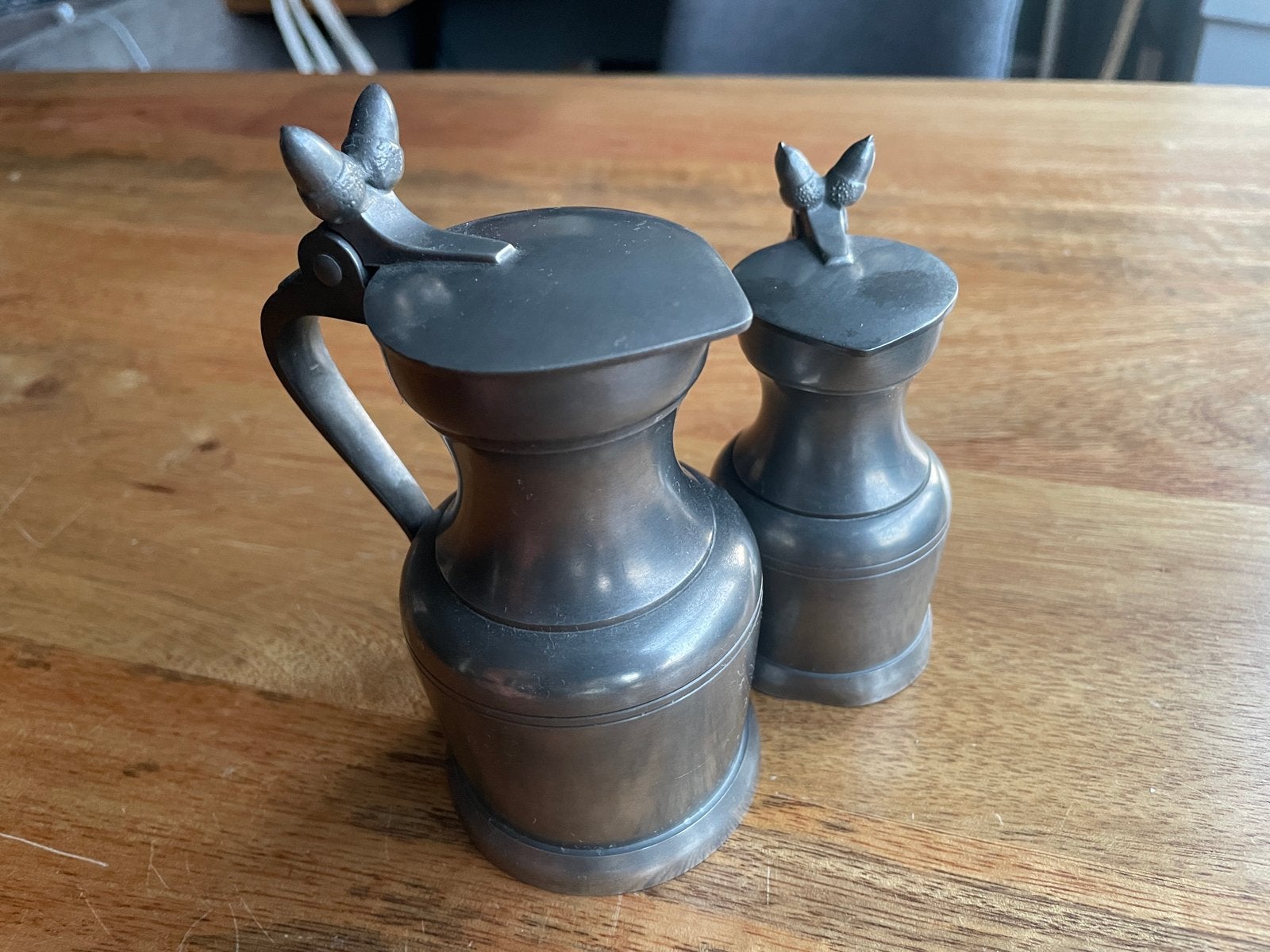 Set van 2 oude tinnen kannen met eikeldeksel, Ophalen of Verzenden