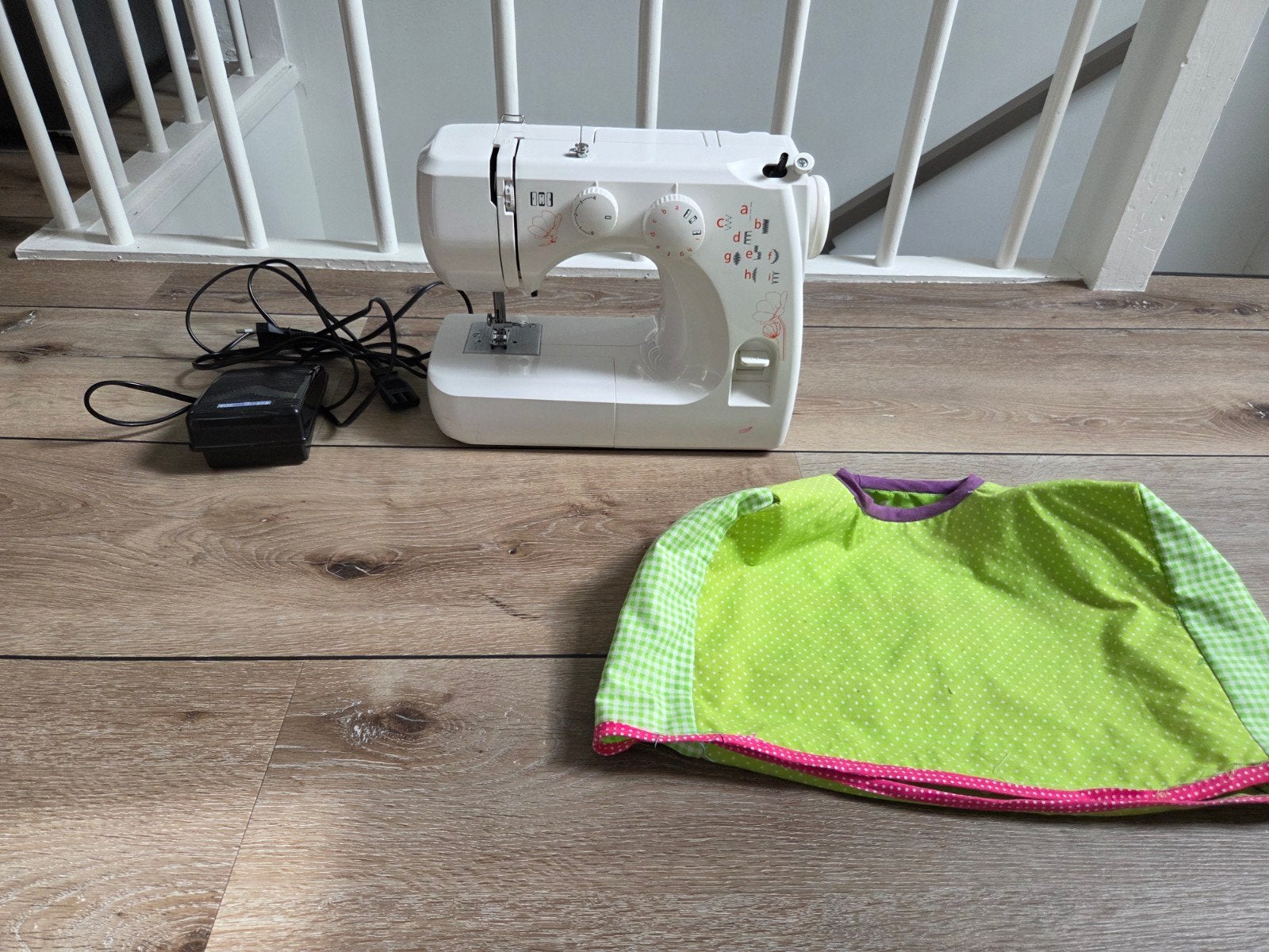 Witte naaimachine met voetpedaal en hoes, Hobby en Vrije tijd, Ophalen of Verzenden, Gebruikt, Naaimachine, Overige merken