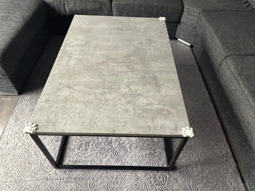 Moderne Salontafel met Betonlook Blad en Zwart Metalen Frame, Huis en Inrichting, 100 tot 150 cm, Zo goed als nieuw, Metaal, 50 tot 100 cm