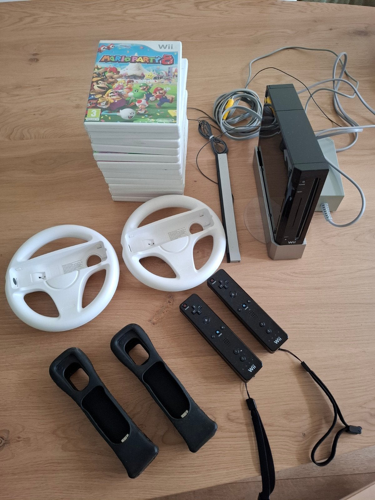 Wii Console met 2 controllers, sturen en 13 games, Ophalen of Verzenden, Gebruikt, Met 2 controllers, Met stuurtje