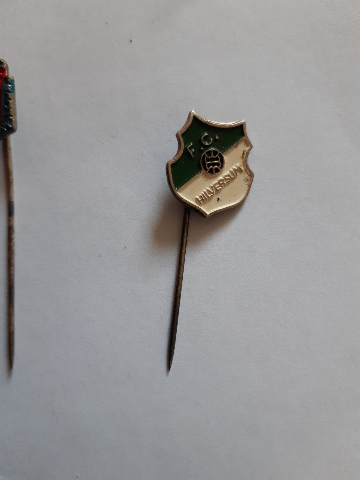 Speldje FC Hilversum, Ophalen of Verzenden, Zo goed als nieuw, Sport, Speldje of Pin