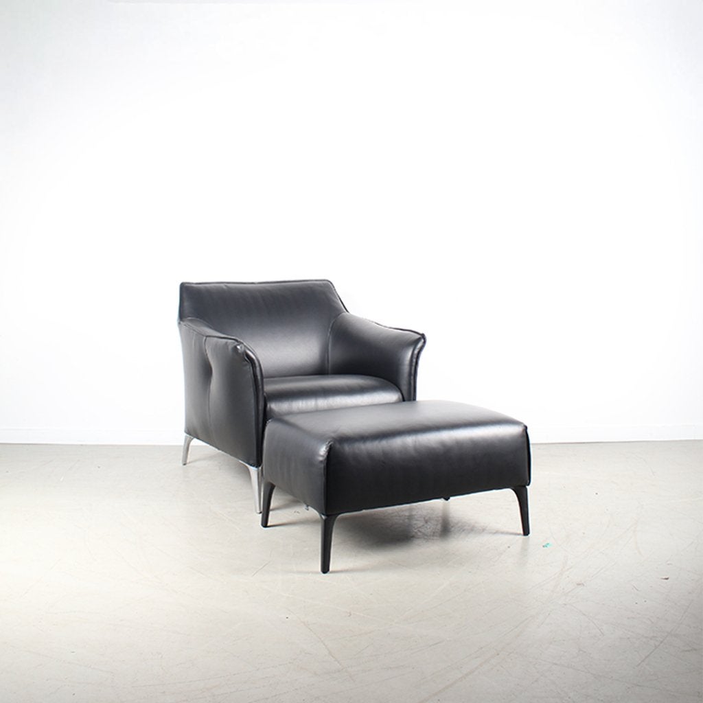 2x Leolux Mayon Fauteuil + Hocker Zwart Leer – Staal, Huis en Inrichting, Niet ingevuld, Niet ingevuld, Ophalen of Verzenden, Zo goed als nieuw