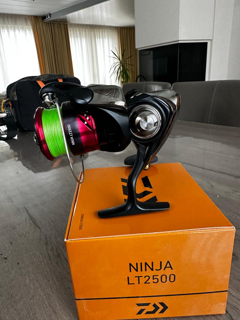 Zo goed als nieuwe vismolen - Daiwa Ninja LT2500, Ophalen, Zo goed als nieuw, Molen