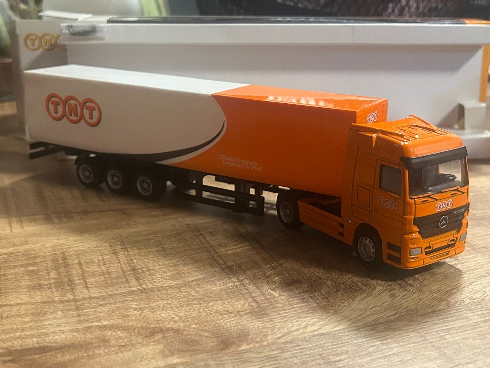 Holland Oto Mercedes Actros TNT 1:64 OVP, Hobby en Vrije tijd, Modelauto's | Overige schalen, Verzenden, Zo goed als nieuw, Bus of Vrachtwagen