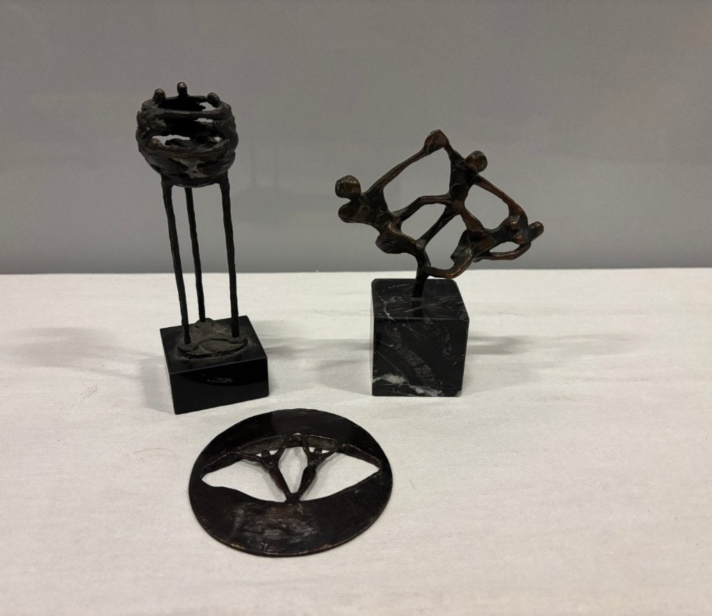 Set van 3 bronskleurige beeldjes met figuren op sokkels, Groep mensen, Ophalen of Verzenden, Op sokkel, Beeld