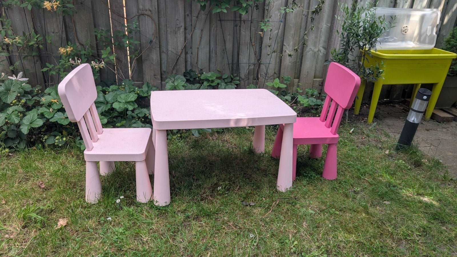 Roze IKEA MAMMUT Kindertafel met 2 Stoeltjes (voor Tuin / Sp, Kunststof, Gebruikt, Tuinset, Eettafel