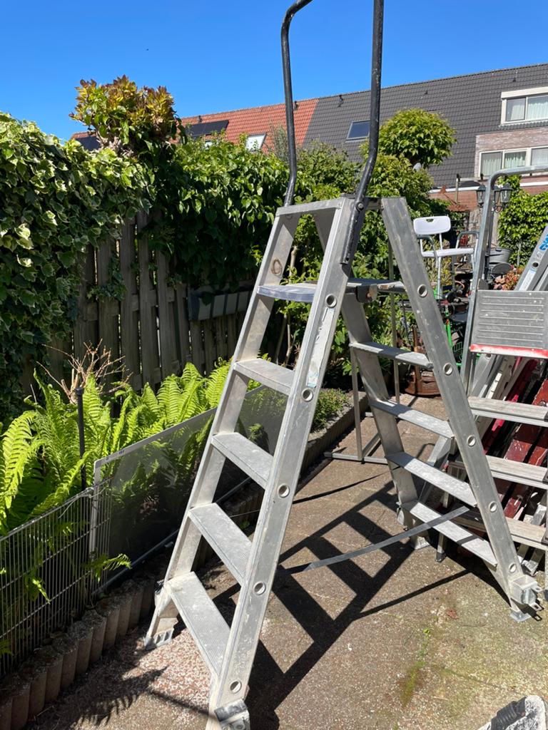 trap met beugel 6 trede 2 kanten, Doe-het-zelf en Verbouw, Ladders en Trappen, Ophalen of Verzenden, Zo goed als nieuw, Minder dan 2 meter