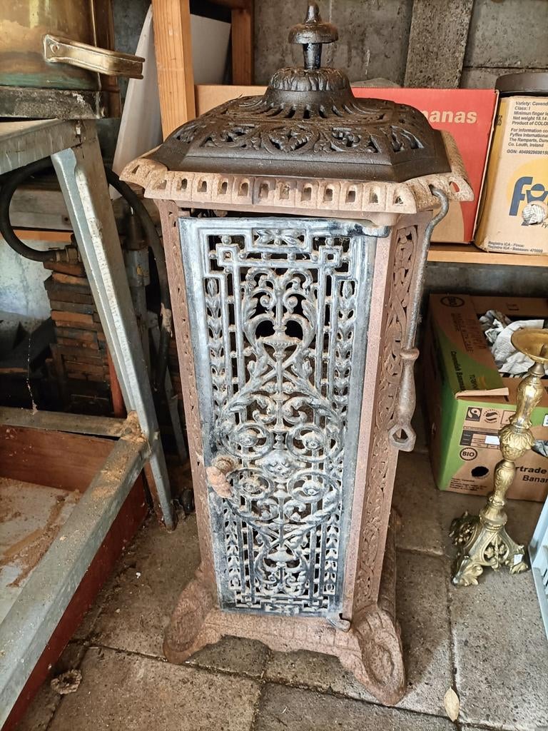 Antieke gietijzeren hekjes kachel. Vintage. Industrieel., Ophalen