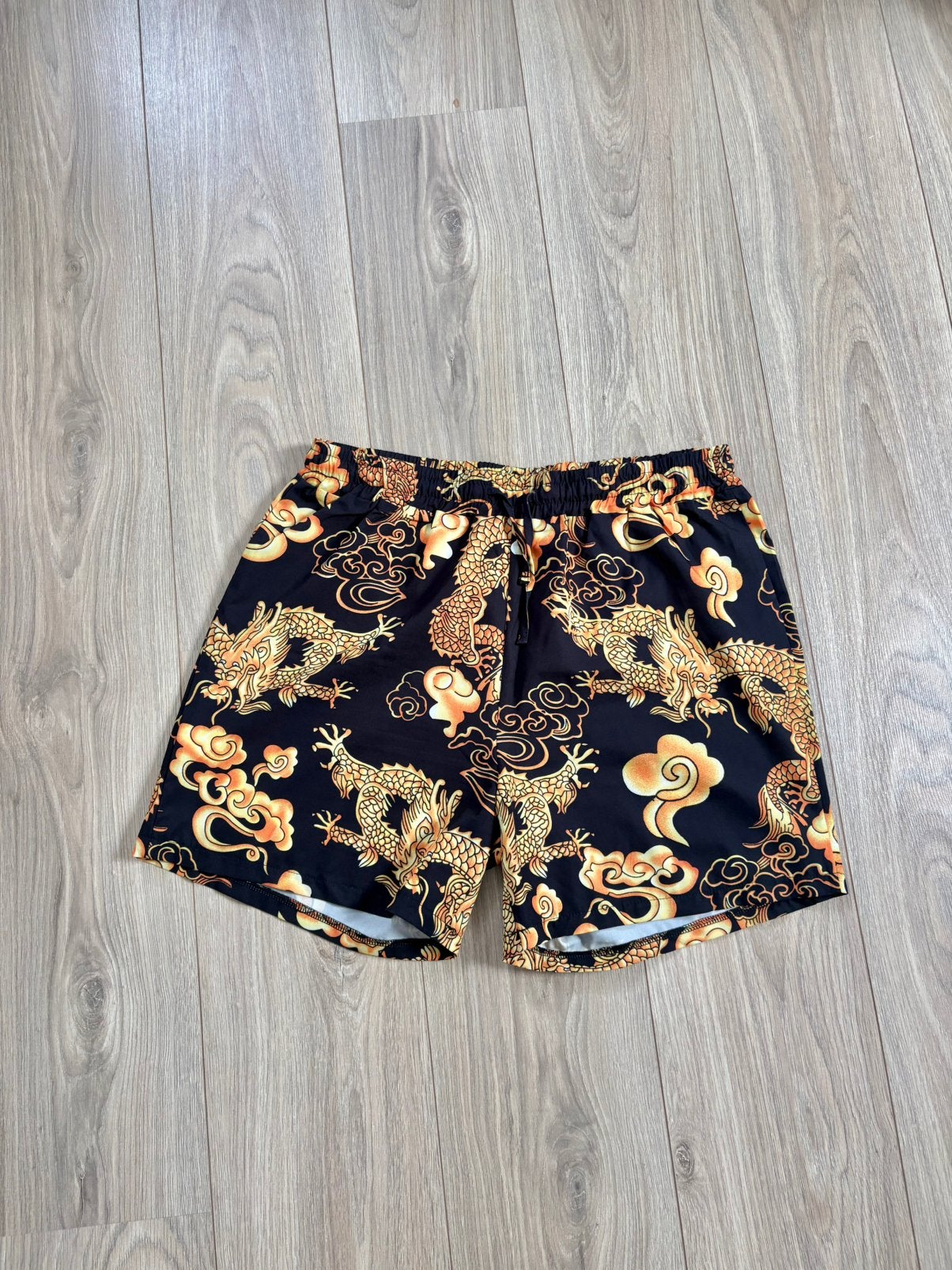 Ongedragen short - goudkleurige drakenprint - Shein maat XL, Kleding | Dames, Kort, Zwart, Maat 42/44 (L), Nieuw