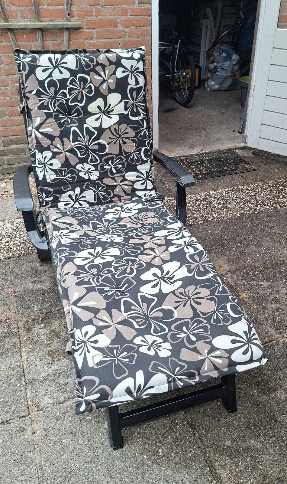 Mooie ligstoel met gratis dik kussen, Tuin en Terras, Ligbedden, Ophalen, Gebruikt, Kunststof, Inklapbaar