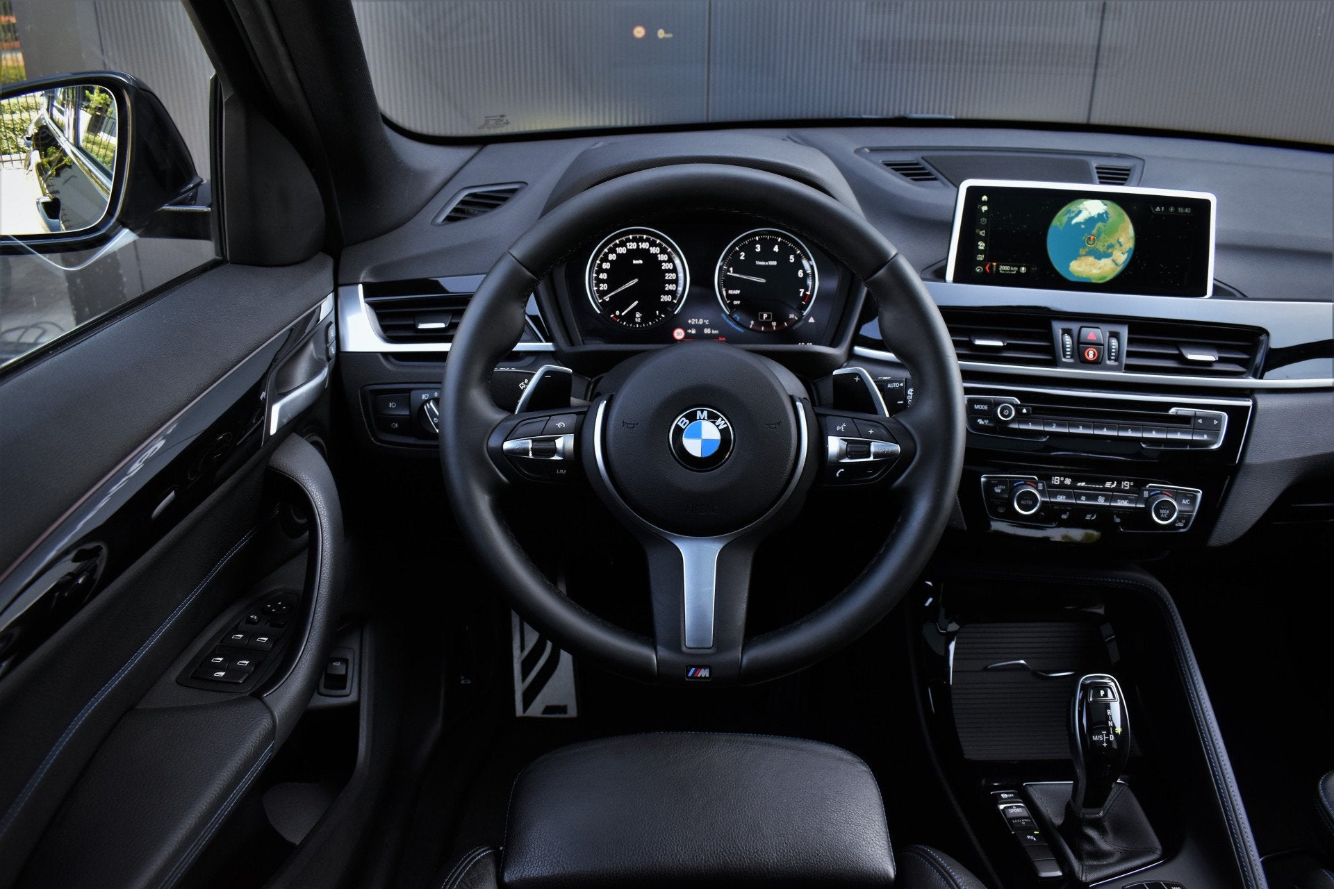 BMW X1 sDrive20i 192pk Automaat M-Sport Pano/HUD/Keyless/Nav, Auto's, BMW, 1998 cc, Zwart, Leder, Bedrijf