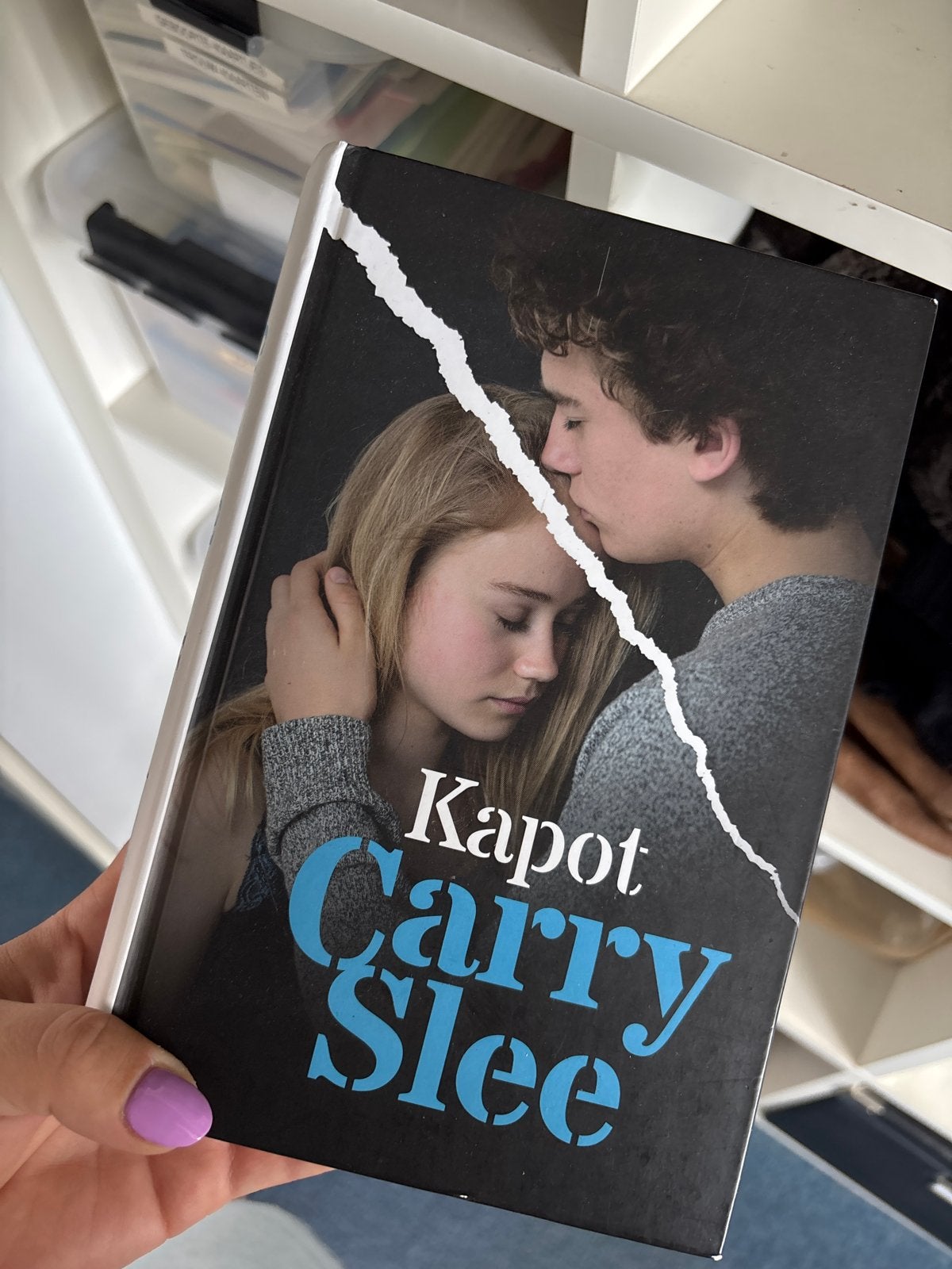 Kapot - Carry Slee (Boek), Ophalen of Verzenden, Gelezen, Nederland