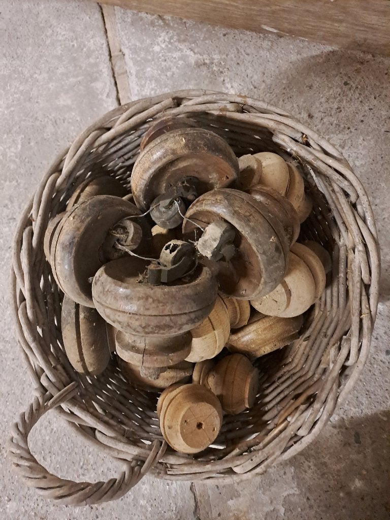 1 Mand vol met oude kastpoten voor de hobbyist., Ophalen
