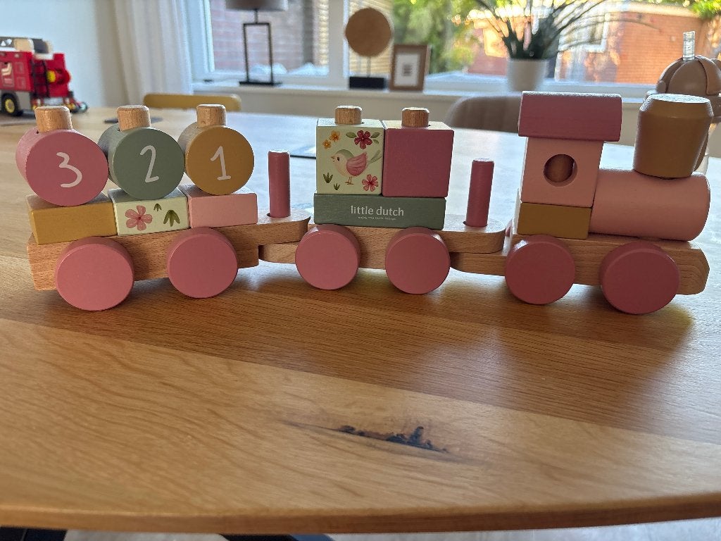Little dutch trein roze, Kinderen en Baby's, Speelgoed | Houten speelgoed, Ophalen of Verzenden, Zo goed als nieuw, Rij- of Hobbelspeelgoed