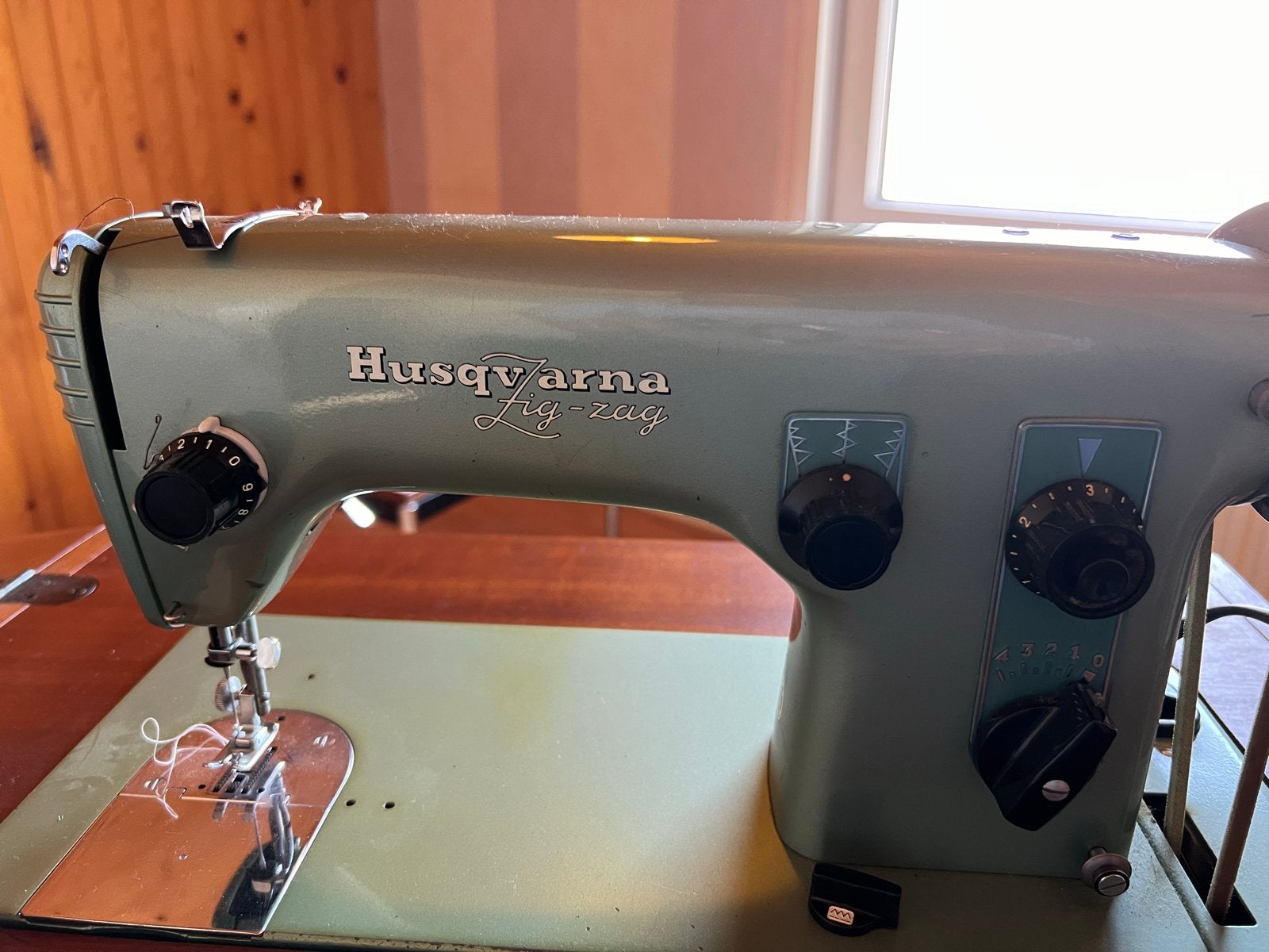 Husqvarna Zig-Zag Naaimachine met Meubel, Ophalen