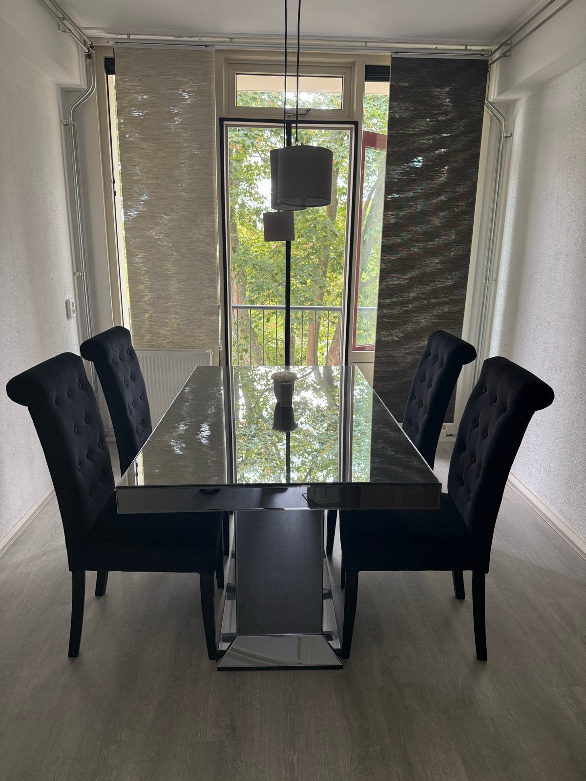 Moderne eettafel met 4 stoelen - Zwart glas en fluweel, 100 tot 150 cm, Vier personen, Rechthoekig, 50 tot 100 cm