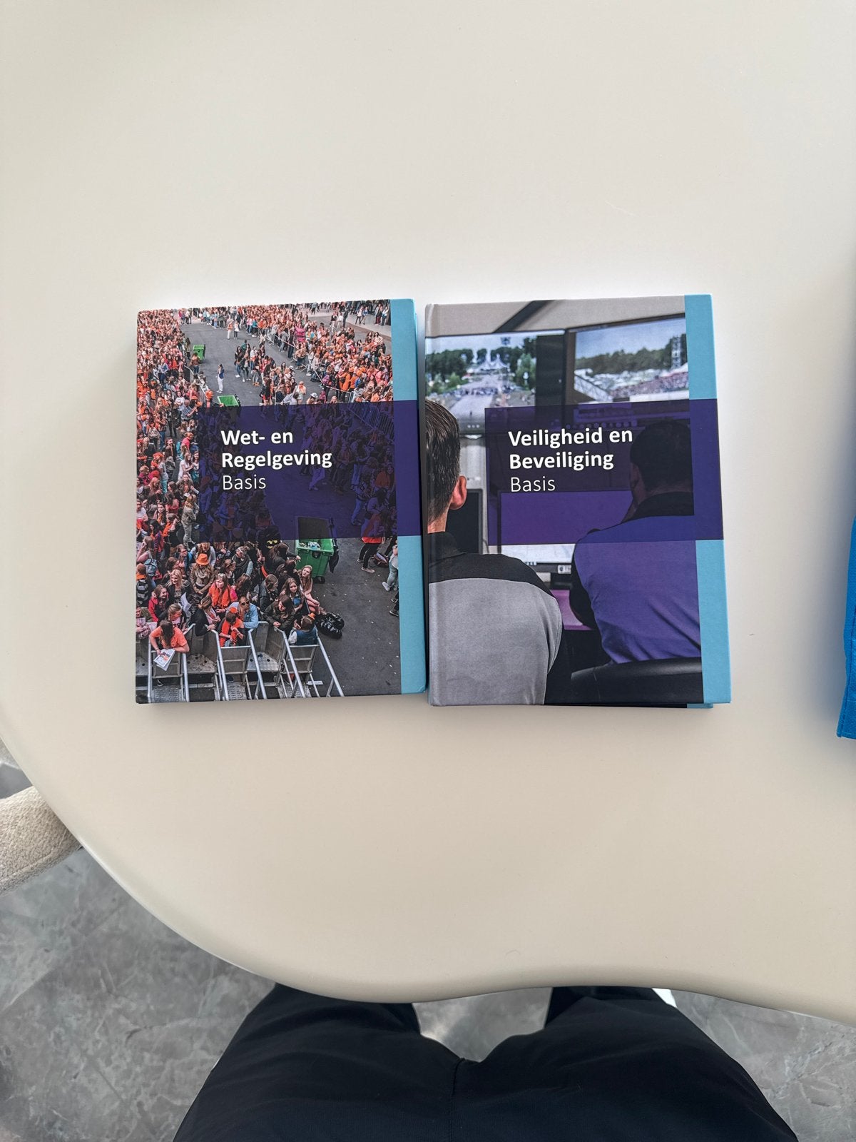 Wet- en Regelgeving Basis & Veiligheid en Beveiliging Basis, Boeken, Ophalen of Verzenden, Zo goed als nieuw, MBO
