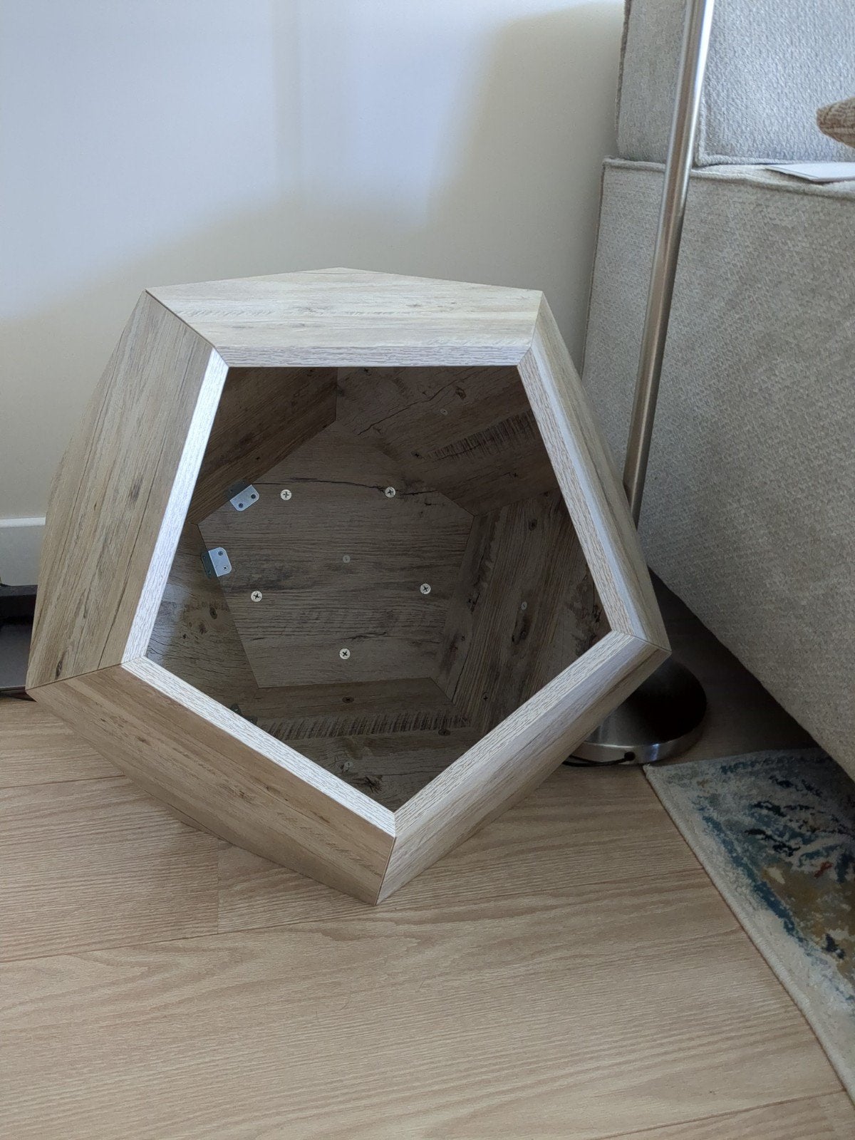 Unieke zeshoekige houten bijzettafel of kattenmand kubus, Ophalen, Gebruikt